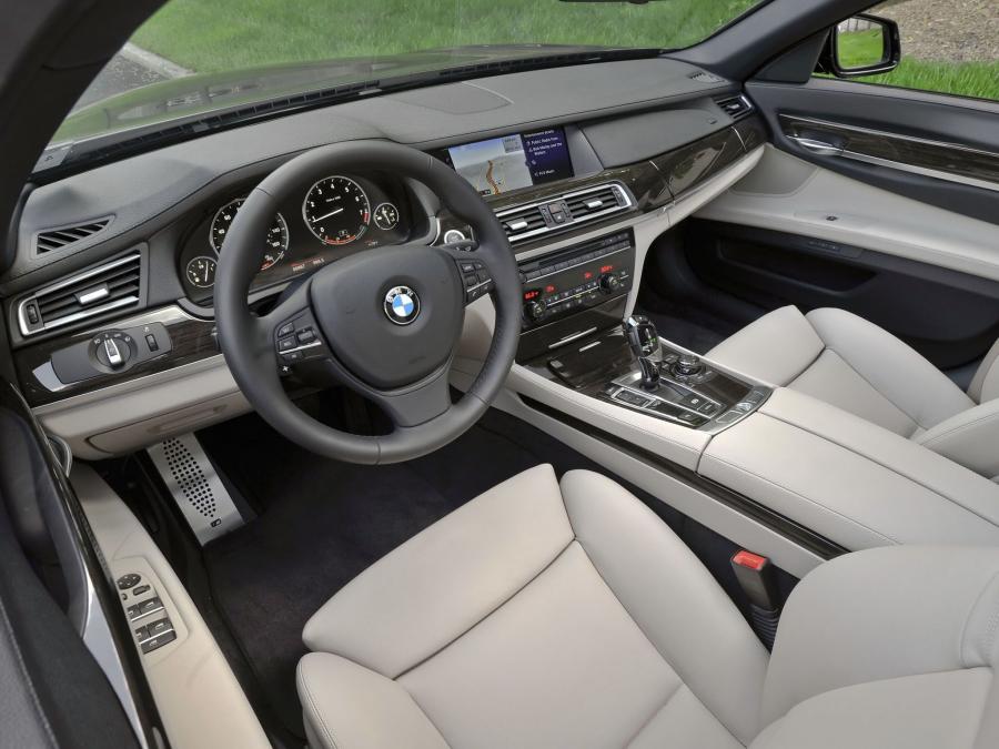  BMW 740i 2010 года  (US) (фото 3 из 5)